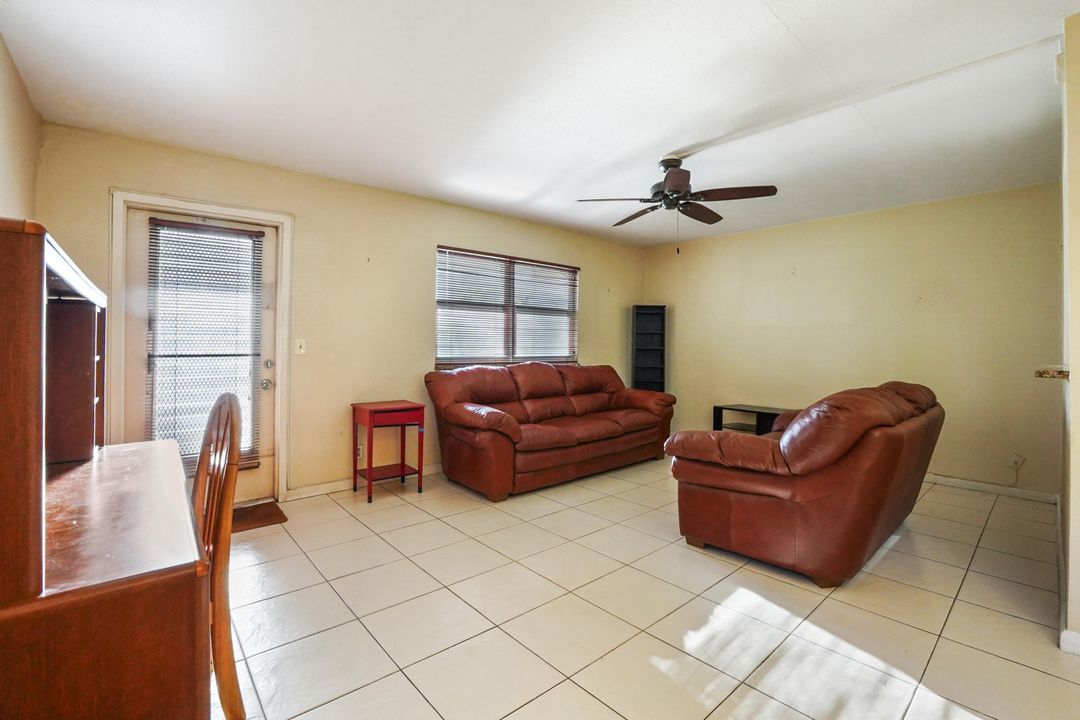 For Sale: $79,900 (1 beds, 1 baths, 726 Square Feet)