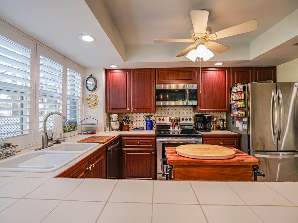 For Sale: $319,900 (3 beds, 2 baths, 1296 Square Feet)