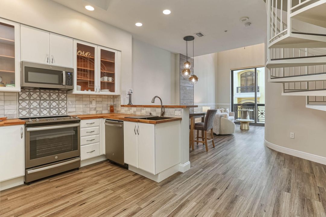 Active With Contract: $5,000 (1 beds, 1 baths, 1071 Square Feet)