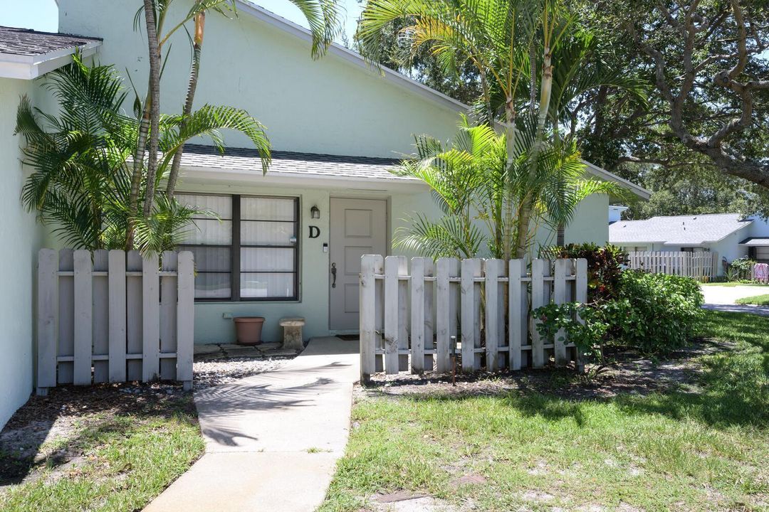 For Sale: $379,900 (2 beds, 2 baths, 1102 Square Feet)