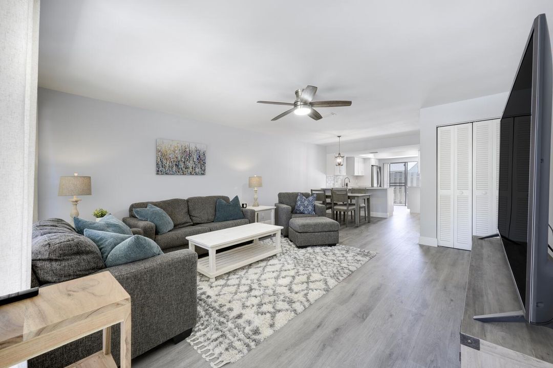 For Sale: $379,900 (2 beds, 2 baths, 1102 Square Feet)