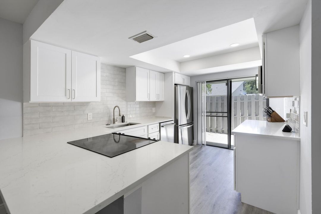 For Sale: $379,900 (2 beds, 2 baths, 1102 Square Feet)