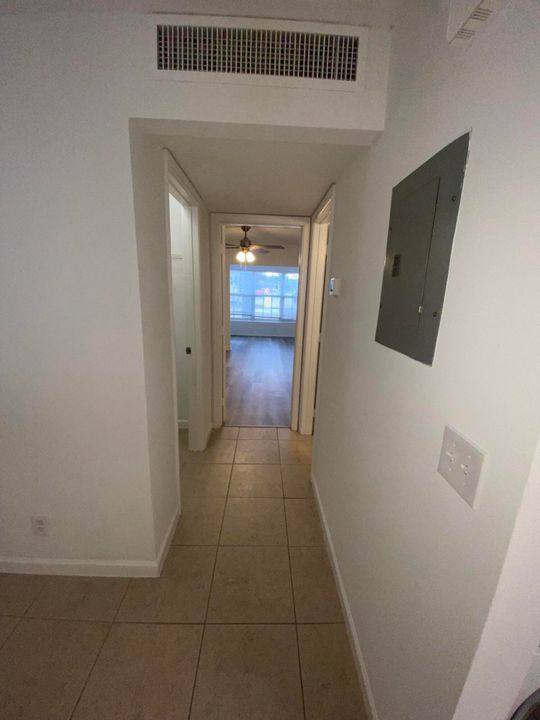 Active With Contract: $1,800 (1 beds, 1 baths, 850 Square Feet)