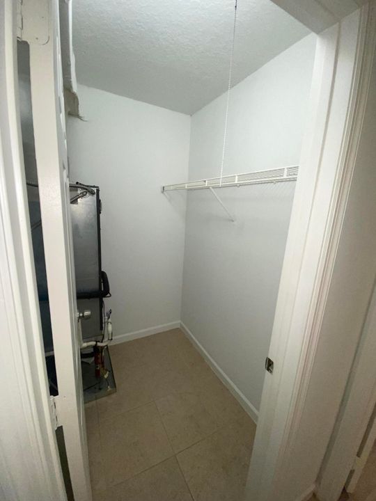 Active With Contract: $1,800 (1 beds, 1 baths, 850 Square Feet)