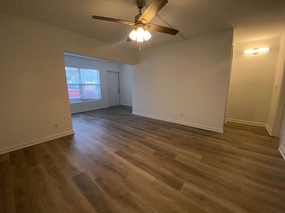 Active With Contract: $1,800 (1 beds, 1 baths, 850 Square Feet)