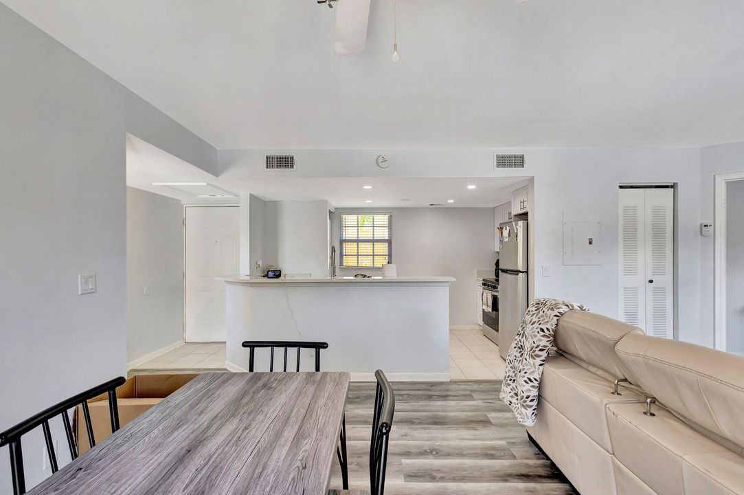 Active With Contract: $234,500 (1 beds, 1 baths, 746 Square Feet)