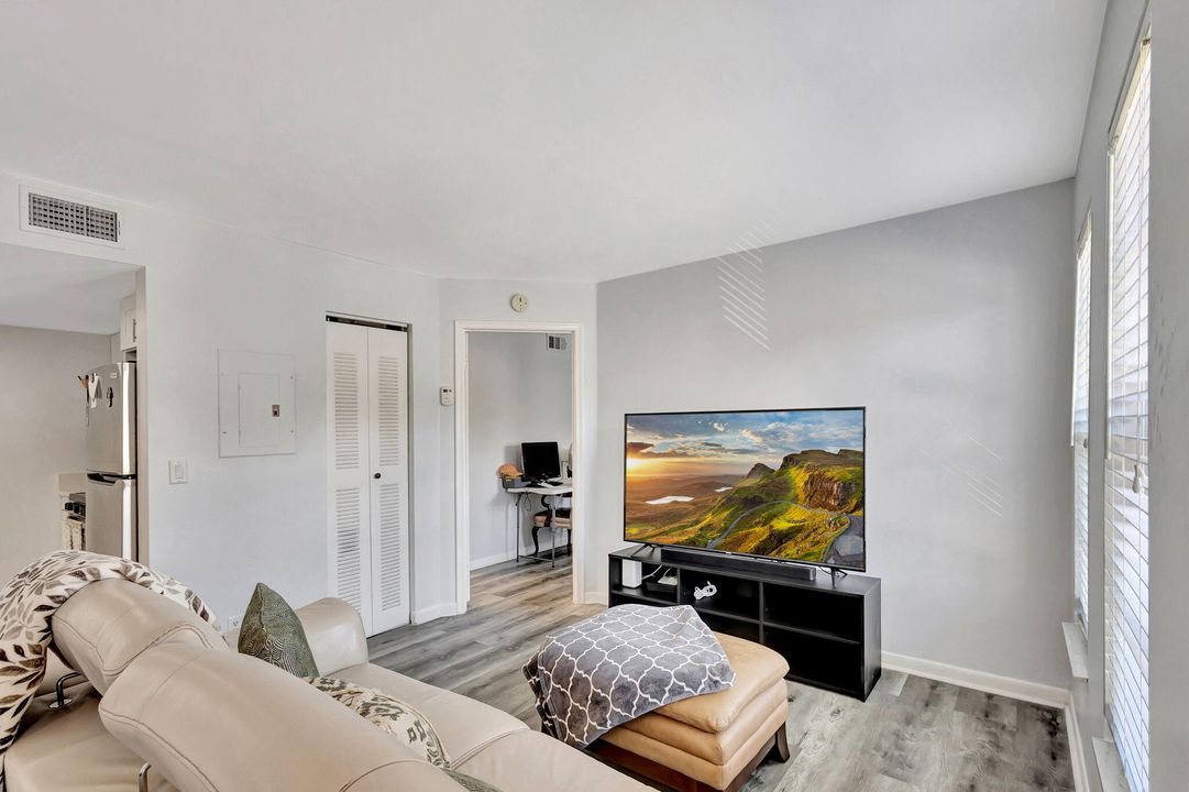 Active With Contract: $234,500 (1 beds, 1 baths, 746 Square Feet)