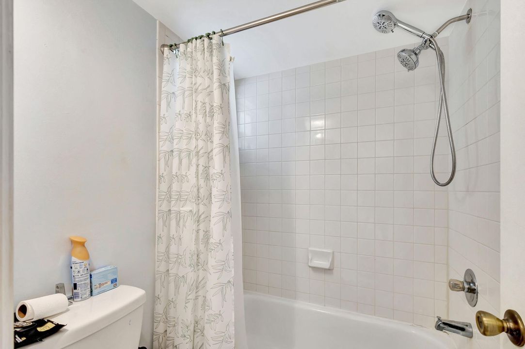 Active With Contract: $234,500 (1 beds, 1 baths, 746 Square Feet)