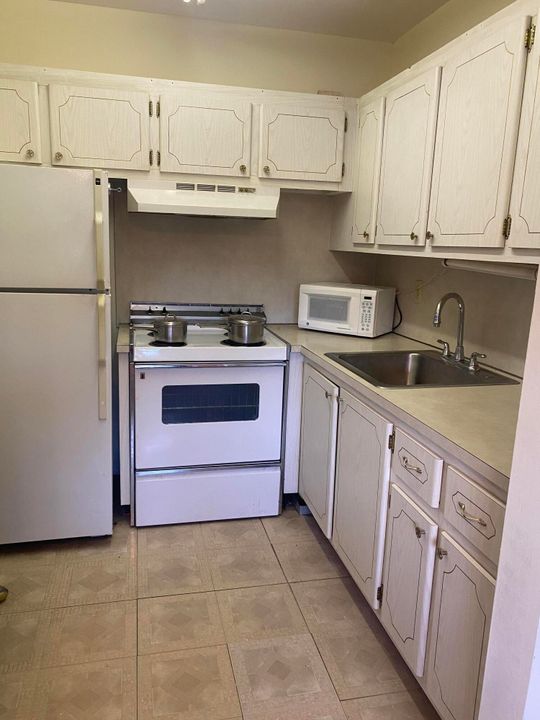 For Rent: $1,300 (1 beds, 1 baths, 684 Square Feet)