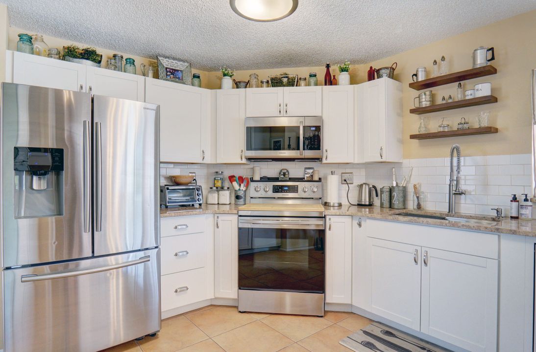 For Sale: $199,900 (2 beds, 2 baths, 1080 Square Feet)