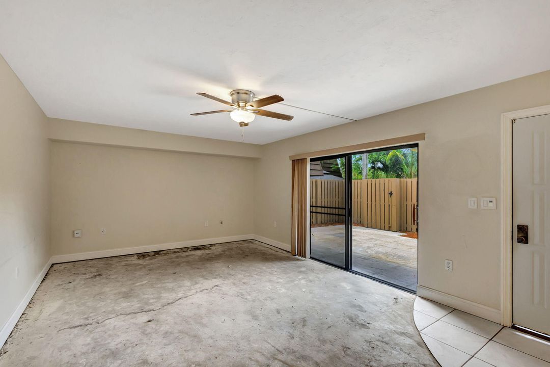 Active With Contract: $329,900 (2 beds, 2 baths, 1236 Square Feet)