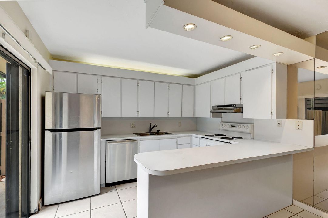 Active With Contract: $329,900 (2 beds, 2 baths, 1236 Square Feet)