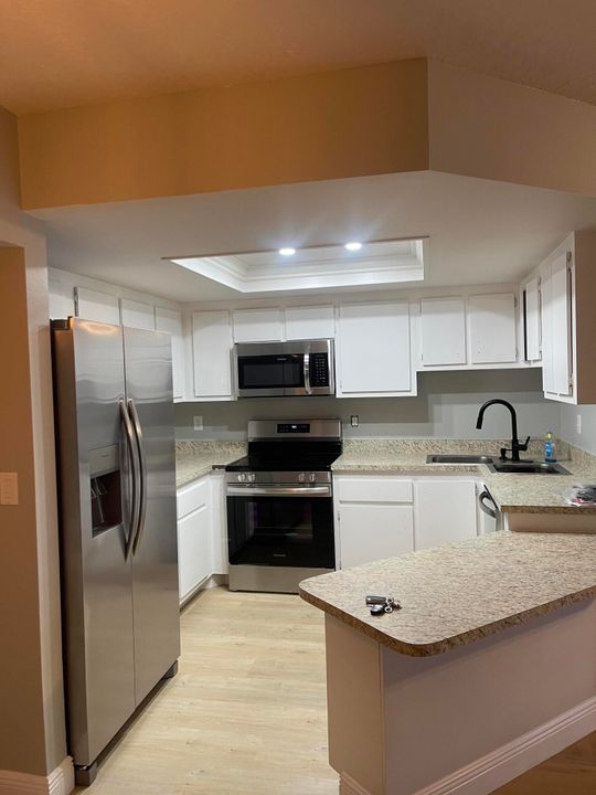 Active With Contract: $2,400 (2 beds, 2 baths, 1025 Square Feet)