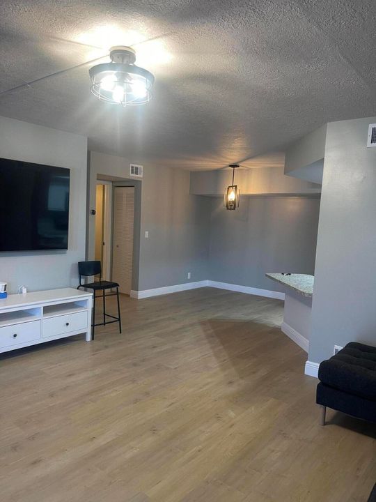 Active With Contract: $2,400 (2 beds, 2 baths, 1025 Square Feet)