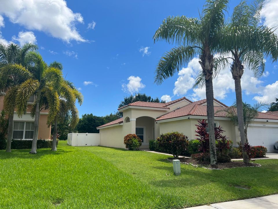 Active With Contract: $585,000 (3 beds, 3 baths, 1830 Square Feet)