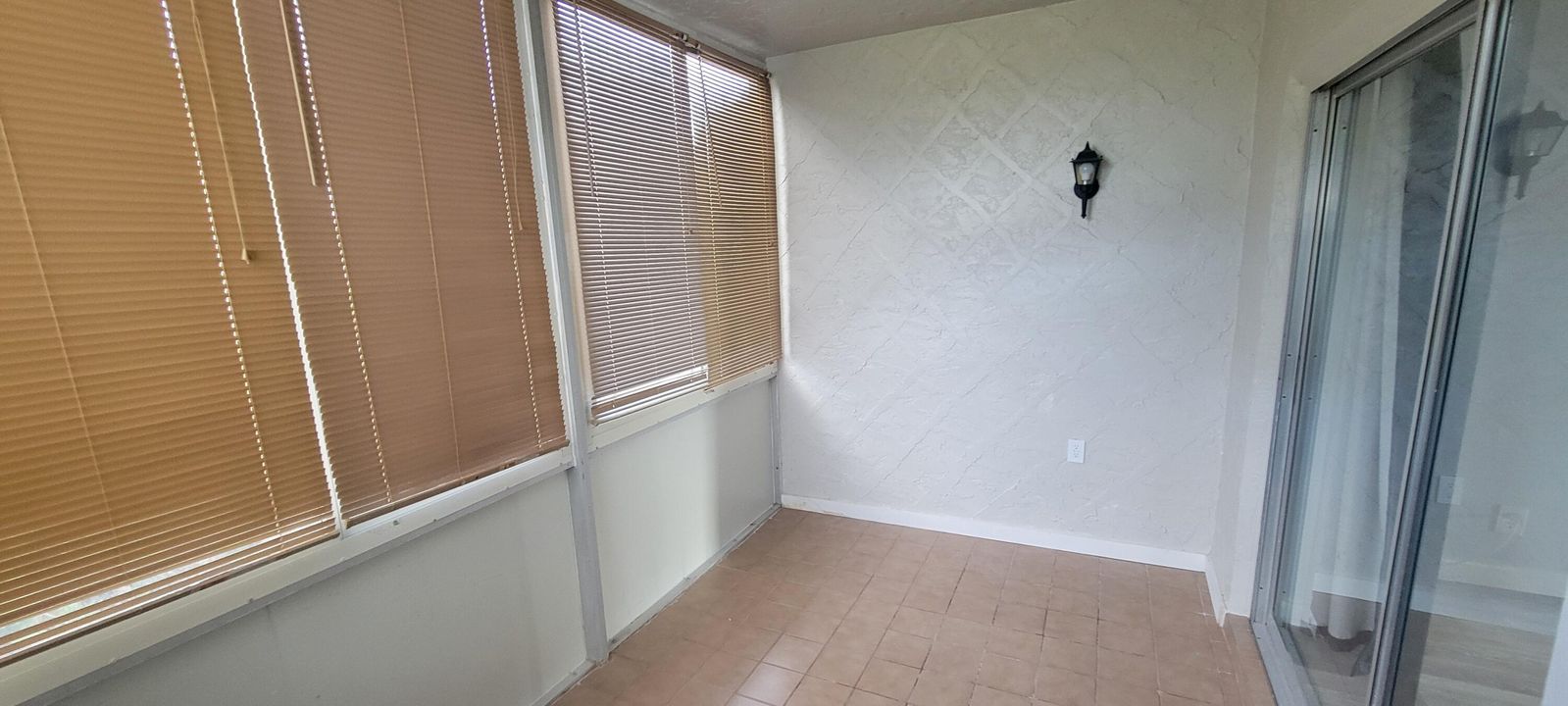 For Sale: $137,000 (1 beds, 1 baths, 660 Square Feet)