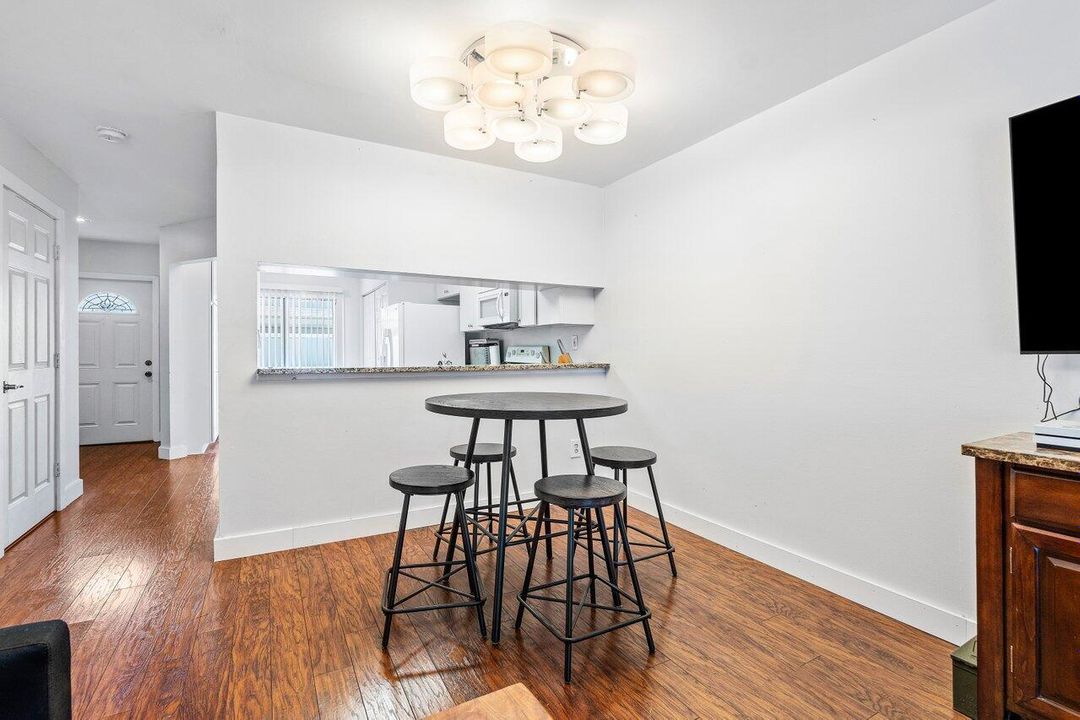 For Sale: $349,000 (2 beds, 2 baths, 1176 Square Feet)