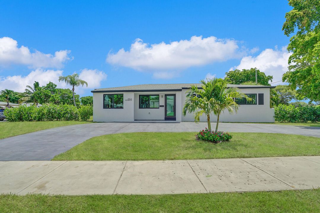 Recently Sold: $950,000 (4 beds, 2 baths, 1409 Square Feet)