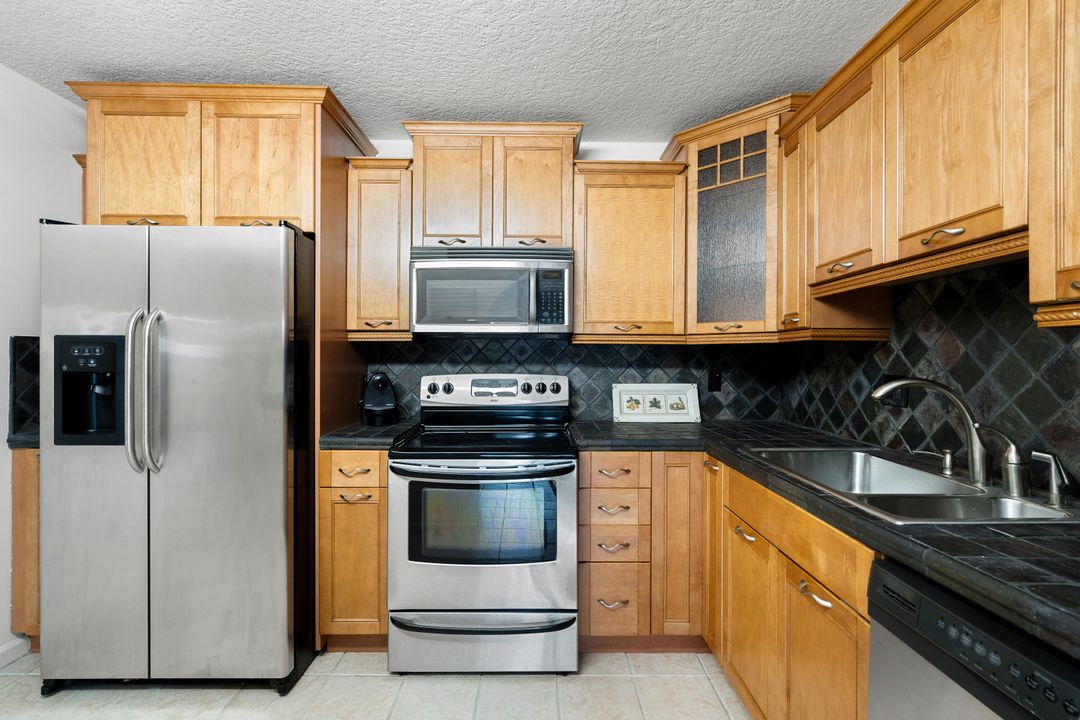 For Sale: $159,900 (1 beds, 1 baths, 940 Square Feet)