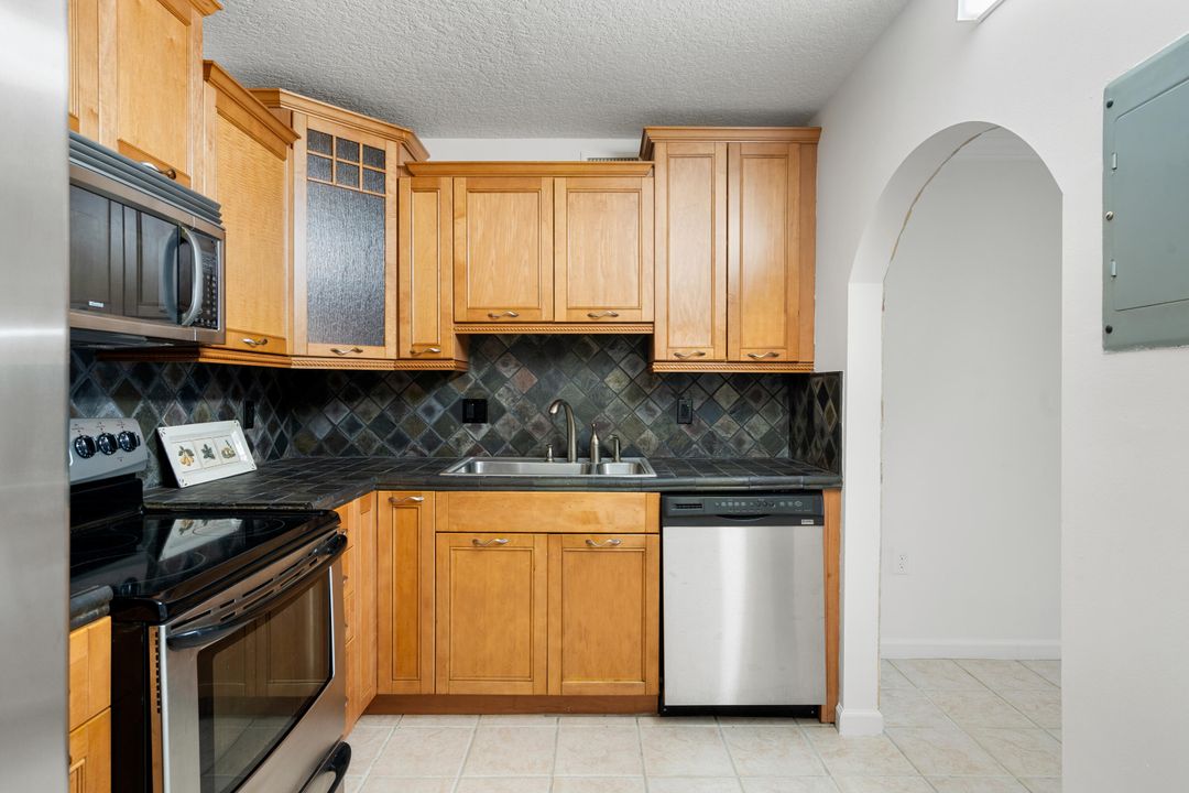 For Sale: $159,900 (1 beds, 1 baths, 940 Square Feet)