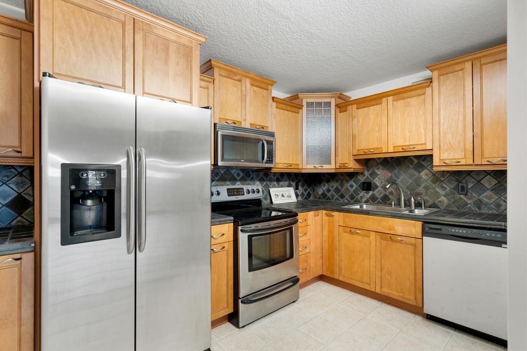 For Sale: $159,900 (1 beds, 1 baths, 940 Square Feet)