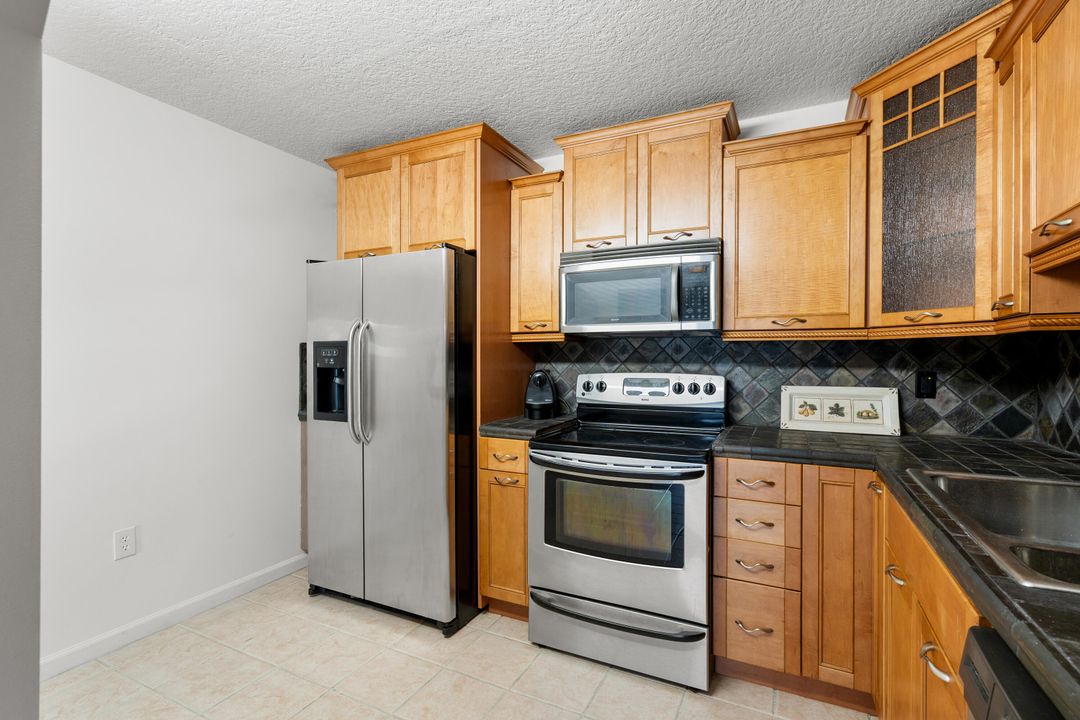 For Sale: $159,900 (1 beds, 1 baths, 940 Square Feet)