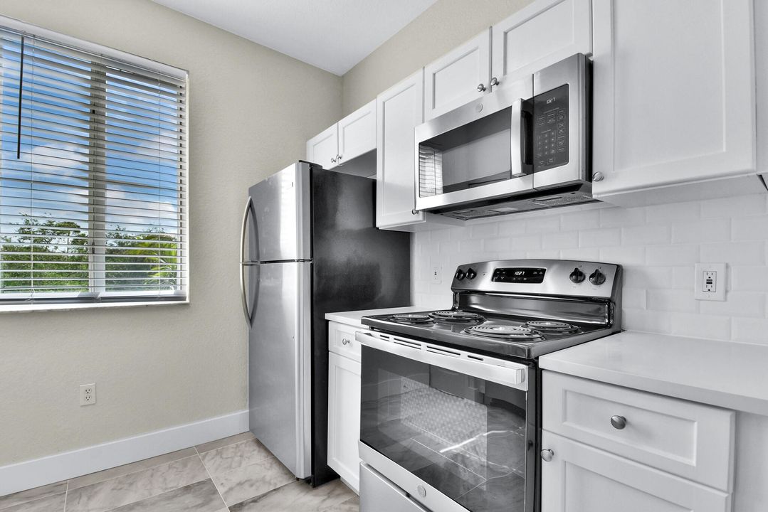 Active With Contract: $2,000 (1 beds, 1 baths, 846 Square Feet)