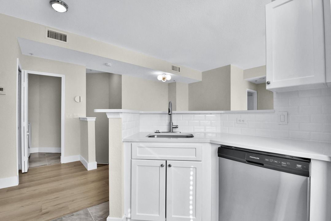 Active With Contract: $2,000 (1 beds, 1 baths, 846 Square Feet)