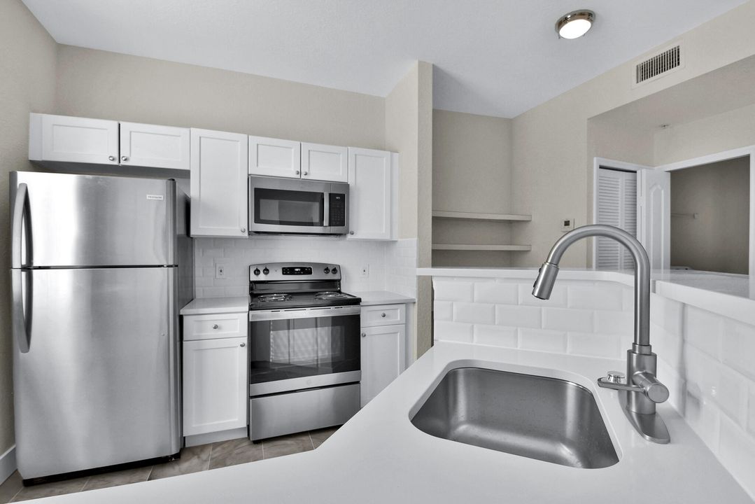 Active With Contract: $2,000 (1 beds, 1 baths, 846 Square Feet)