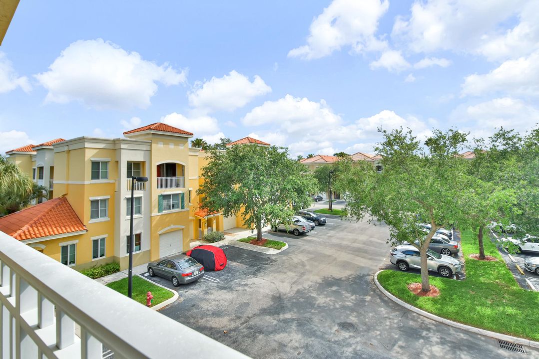 Active With Contract: $2,000 (1 beds, 1 baths, 846 Square Feet)