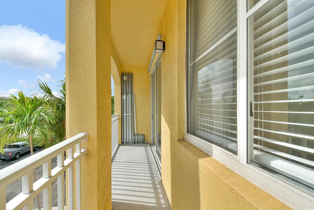 Active With Contract: $2,000 (1 beds, 1 baths, 846 Square Feet)