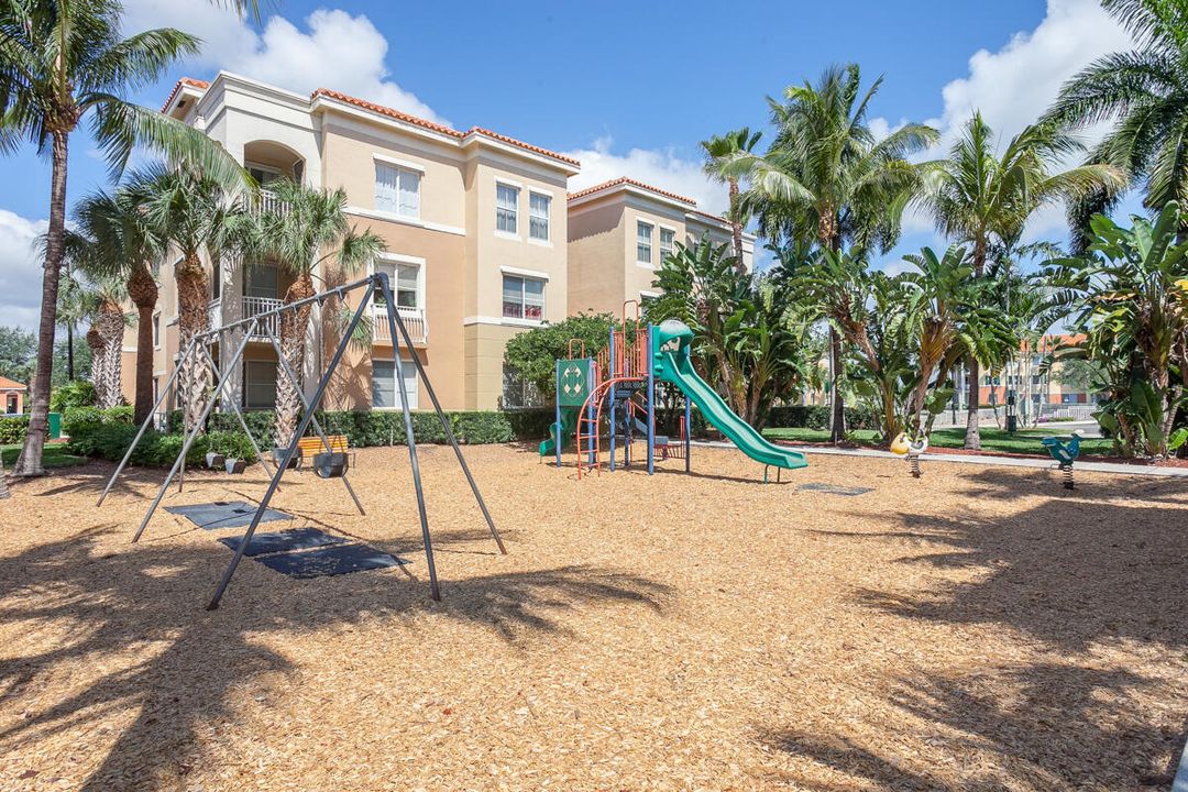 Active With Contract: $2,000 (1 beds, 1 baths, 846 Square Feet)