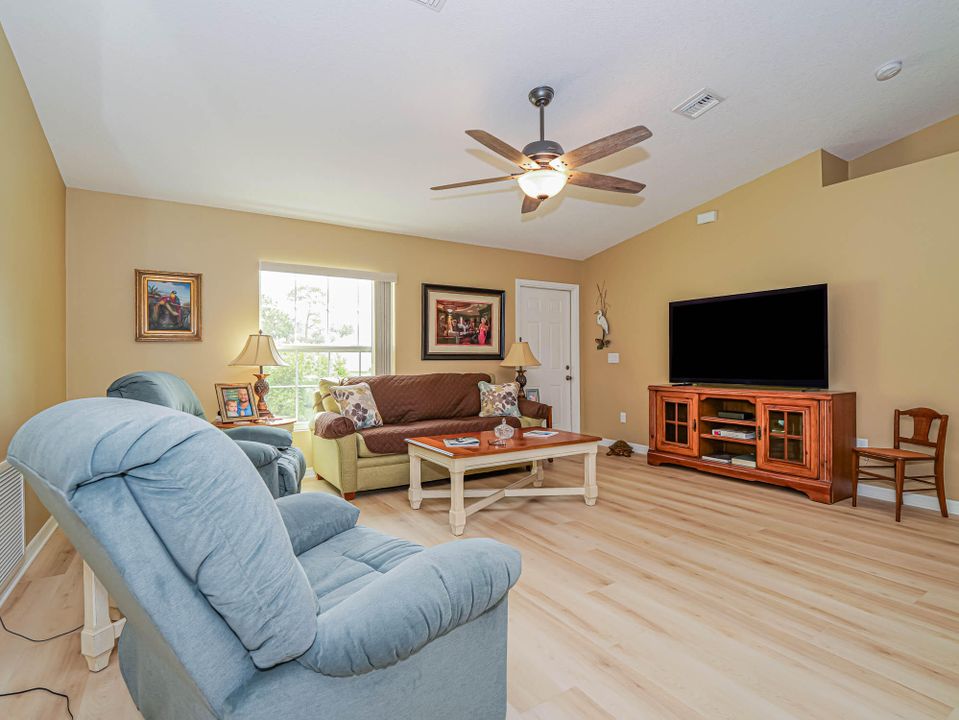 For Sale: $379,900 (3 beds, 2 baths, 1309 Square Feet)