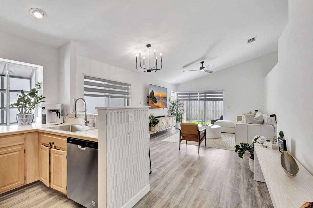 Active With Contract: $4,600 (2 beds, 2 baths, 1174 Square Feet)