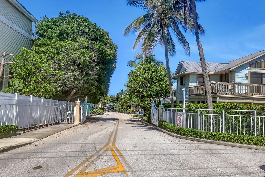 Active With Contract: $2,050,000 (4 beds, 4 baths, 3516 Square Feet)