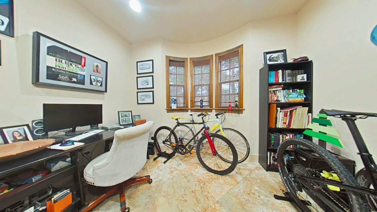 Activo con contrato: $879,900 (4 camas, 2 baños, 2863 Pies cuadrados)