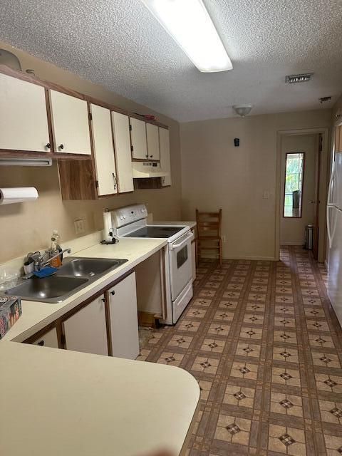 For Sale: $120,000 (1 beds, 1 baths, 840 Square Feet)