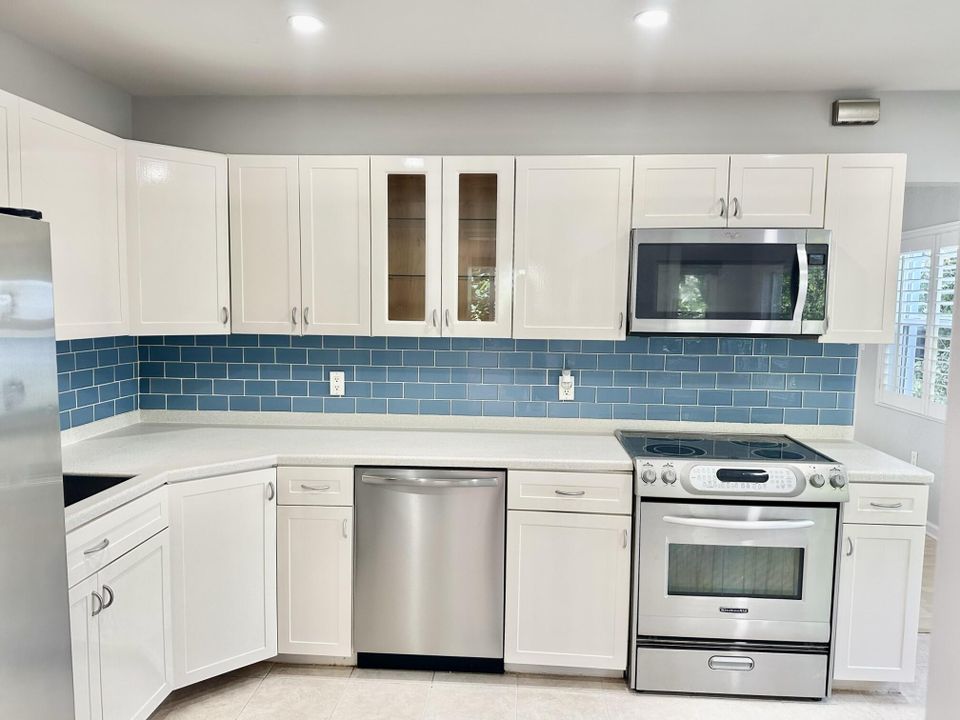 Active With Contract: $2,550 (2 beds, 1 baths, 1011 Square Feet)