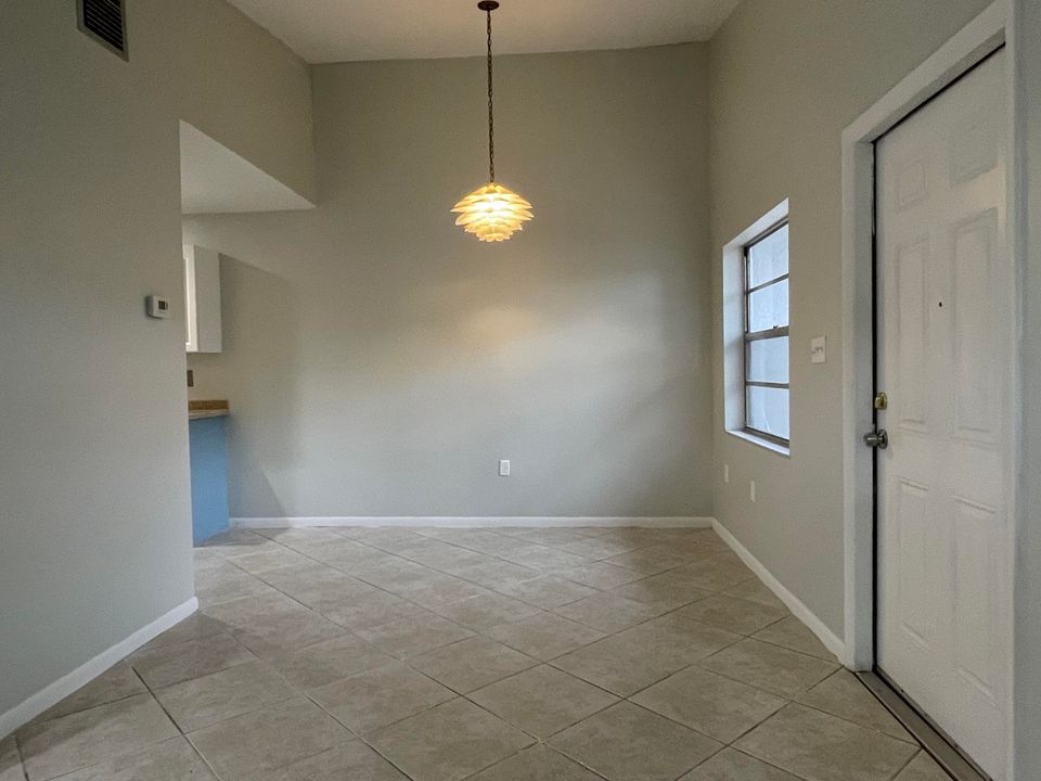 Active With Contract: $1,550 (1 beds, 1 baths, 660 Square Feet)