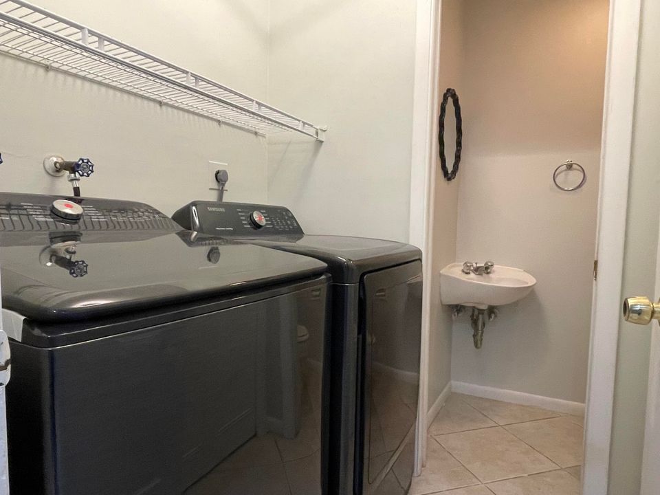 Active With Contract: $1,550 (1 beds, 1 baths, 660 Square Feet)