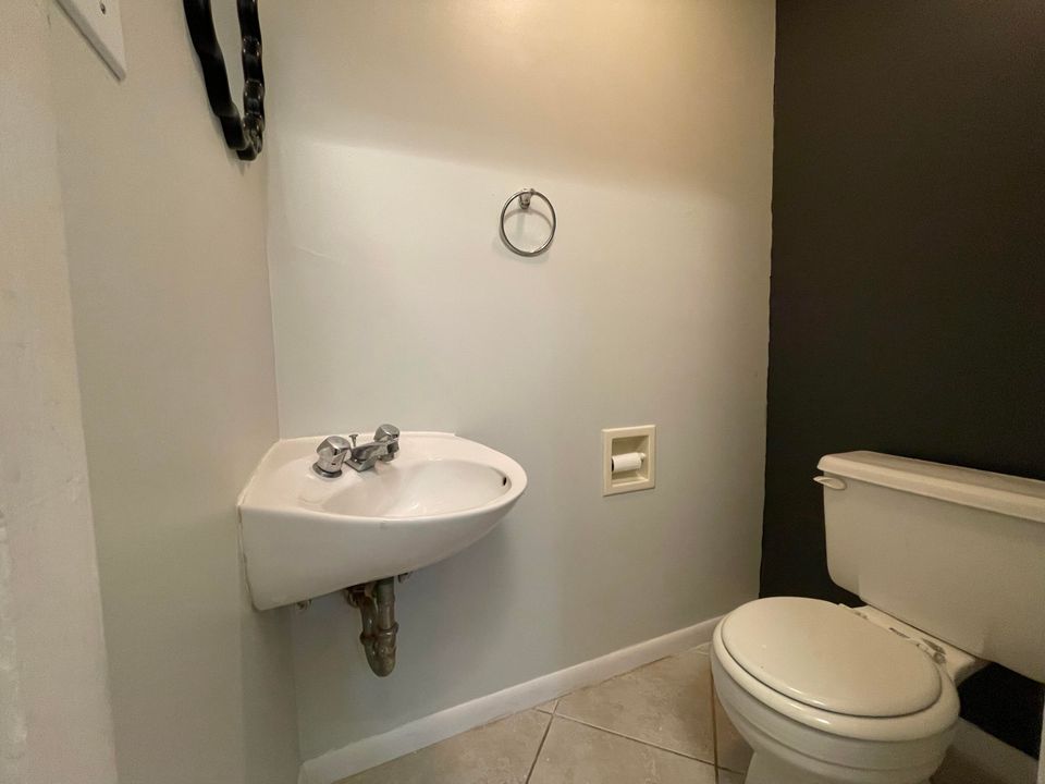 Active With Contract: $1,550 (1 beds, 1 baths, 660 Square Feet)