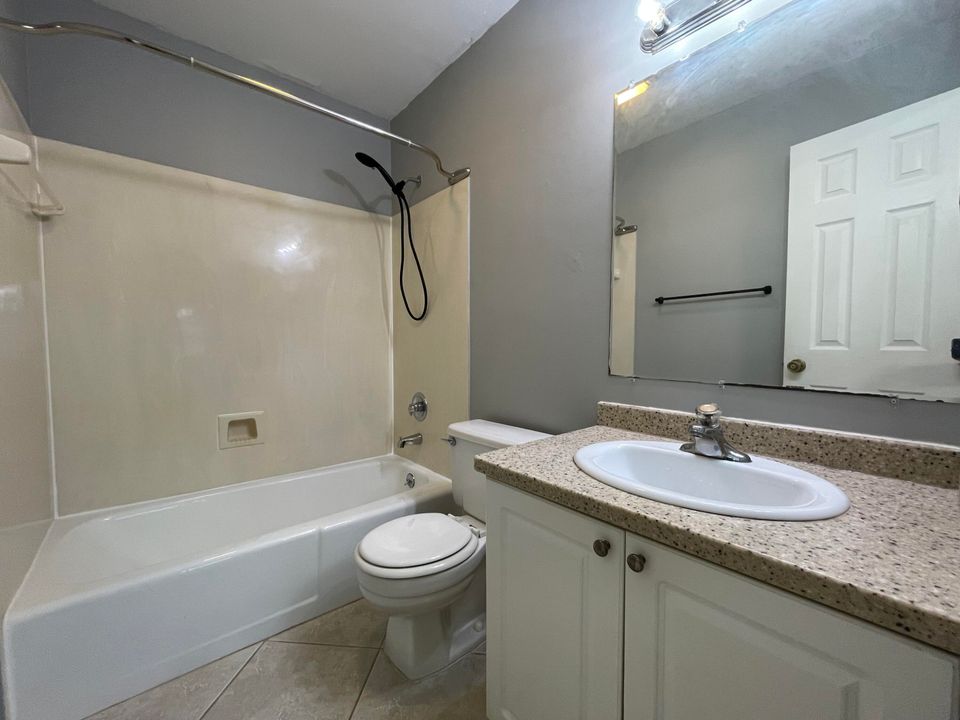 Active With Contract: $1,550 (1 beds, 1 baths, 660 Square Feet)