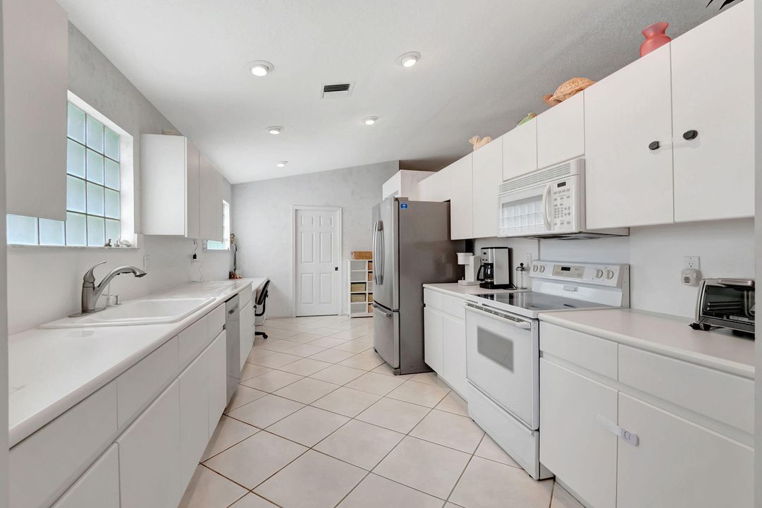 Active With Contract: $6,000 (3 beds, 2 baths, 2520 Square Feet)