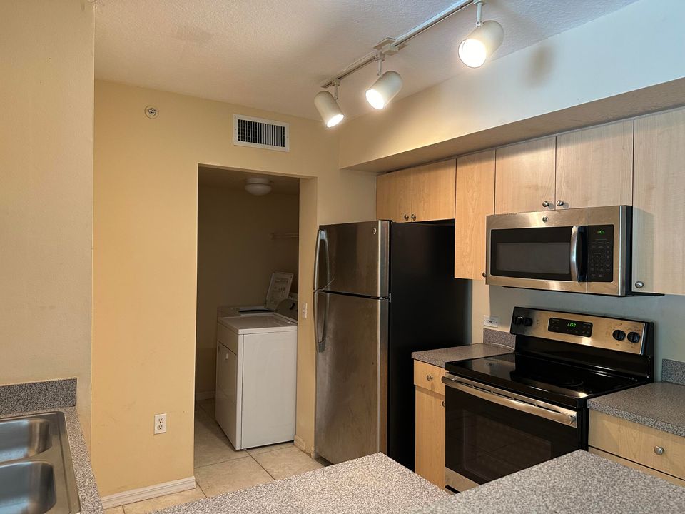 For Rent: $1,750 (1 beds, 1 baths, 793 Square Feet)