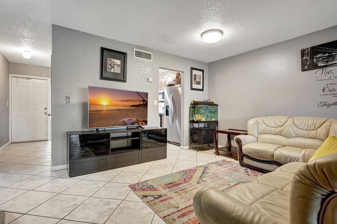 Active With Contract: $269,000 (2 beds, 1 baths, 1186 Square Feet)