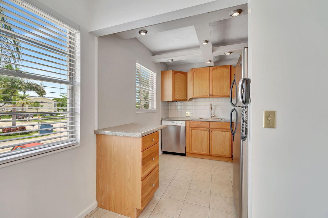 For Sale: $119,000 (2 beds, 1 baths, 835 Square Feet)