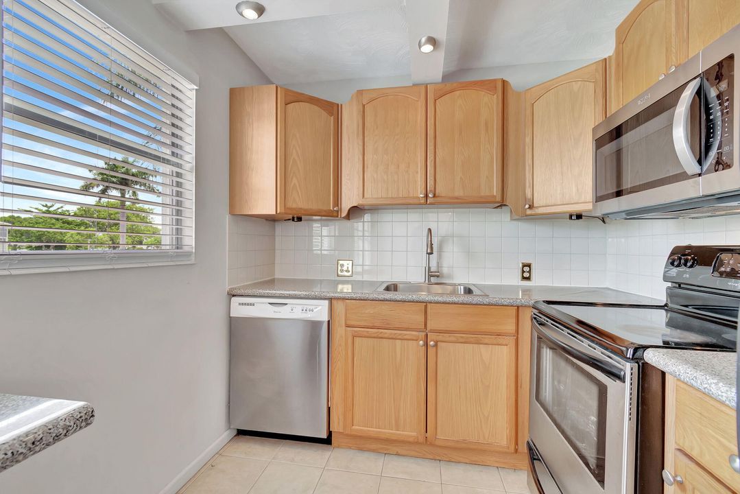 For Sale: $119,000 (2 beds, 1 baths, 835 Square Feet)