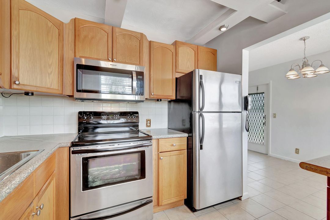 For Sale: $119,000 (2 beds, 1 baths, 835 Square Feet)