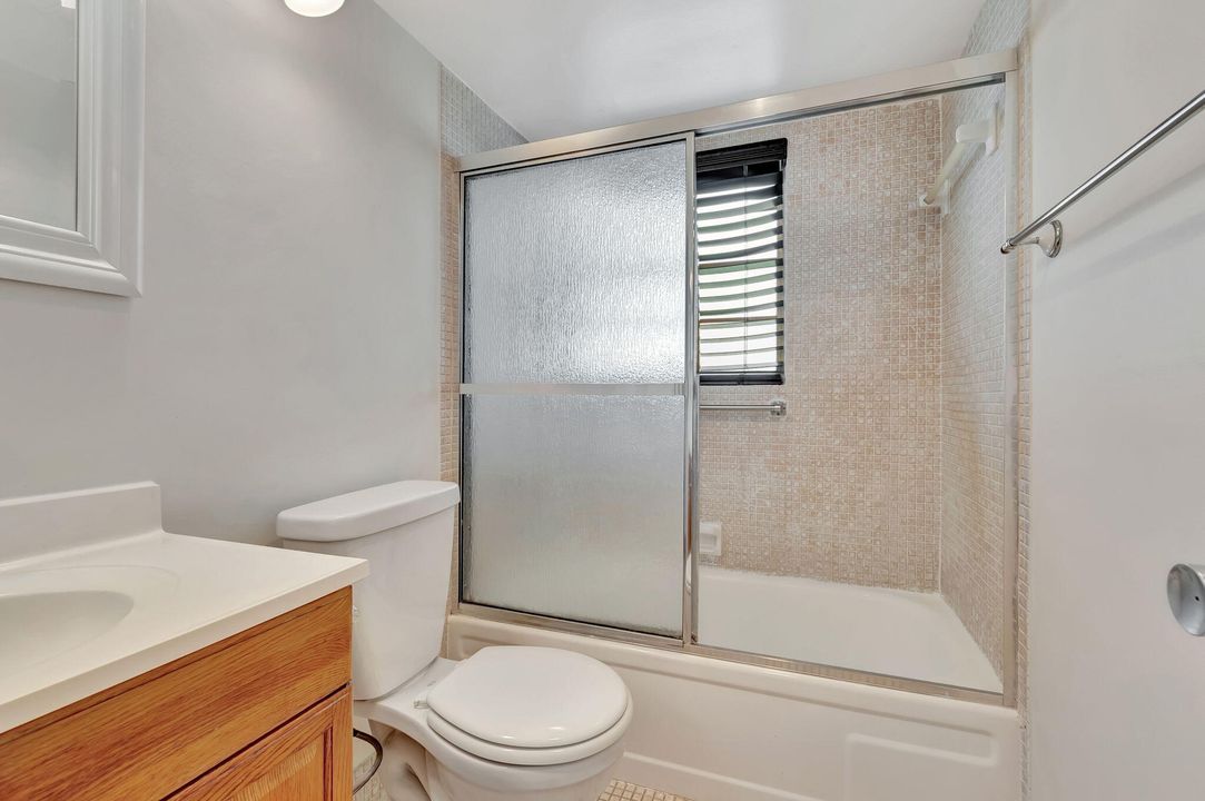 For Sale: $119,000 (2 beds, 1 baths, 835 Square Feet)