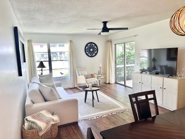 Active With Contract: $125,000 (1 beds, 1 baths, 660 Square Feet)